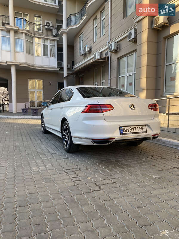 Седан Volkswagen Passat 2018 в Одессе