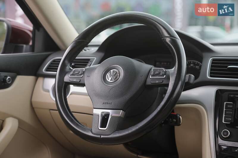 Седан Volkswagen Passat 2013 в Харькове