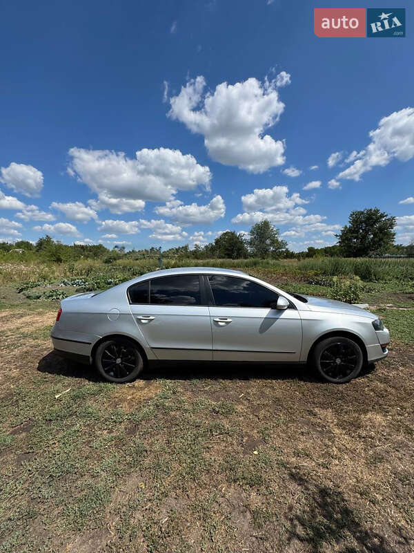 Седан Volkswagen Passat 2005 в Днепре