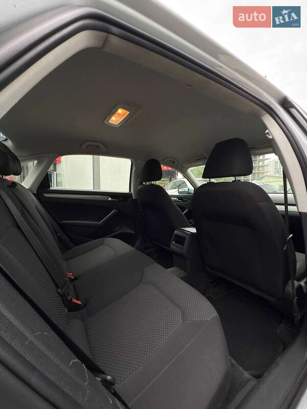 Седан Volkswagen Passat 2015 в Черновцах