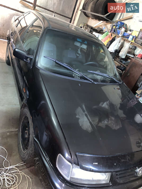 Седан Volkswagen Passat 1994 в Хотині