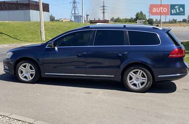 Універсал Volkswagen Passat 2013 в Дніпрі