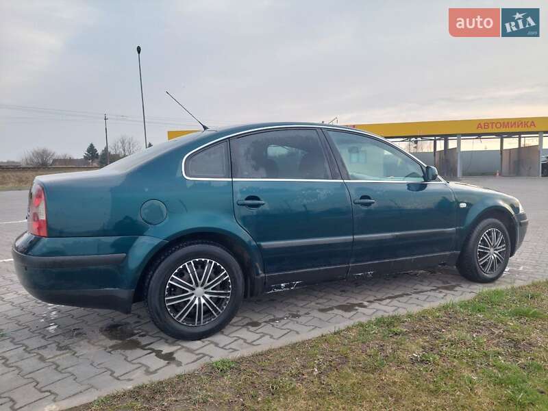 Седан Volkswagen Passat 2002 в Луцке