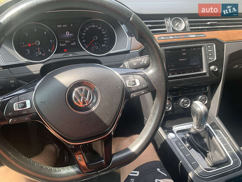 Седан Volkswagen Passat 2016 в Кропивницком