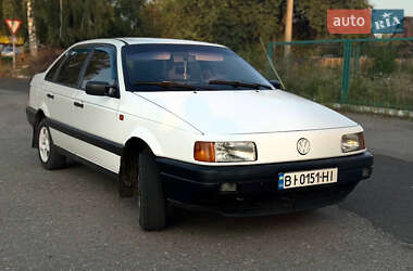 Седан Volkswagen Passat 1993 в Гадяче