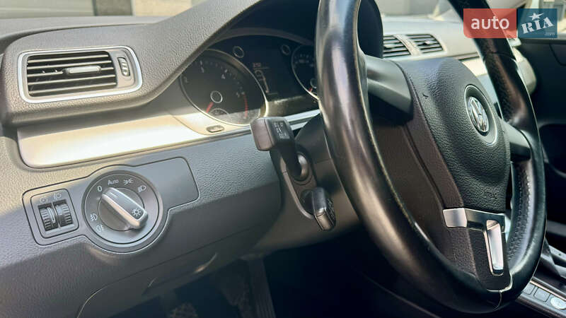 Универсал Volkswagen Passat 2011 в Ивано-Франковске