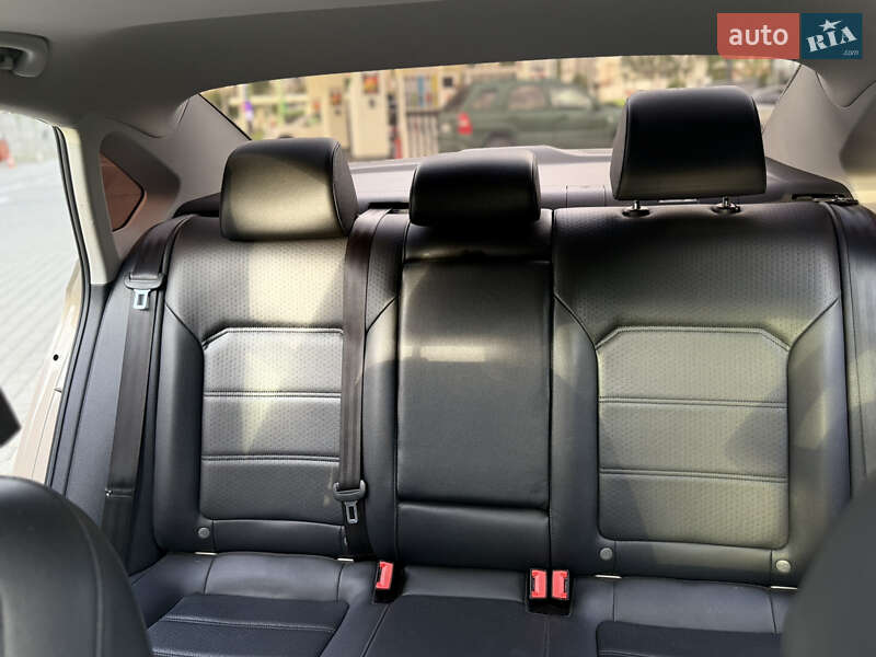 Седан Volkswagen Passat 2016 в Львове