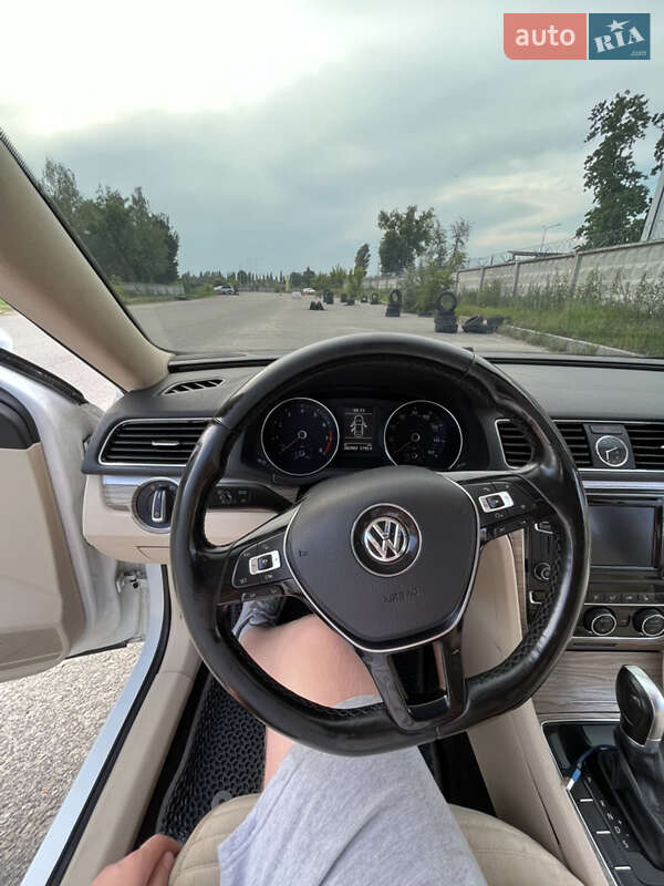 Седан Volkswagen Passat 2015 в Хороле
