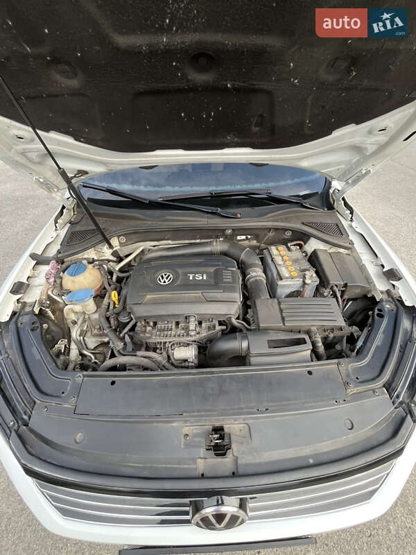 Седан Volkswagen Passat 2015 в Хороле