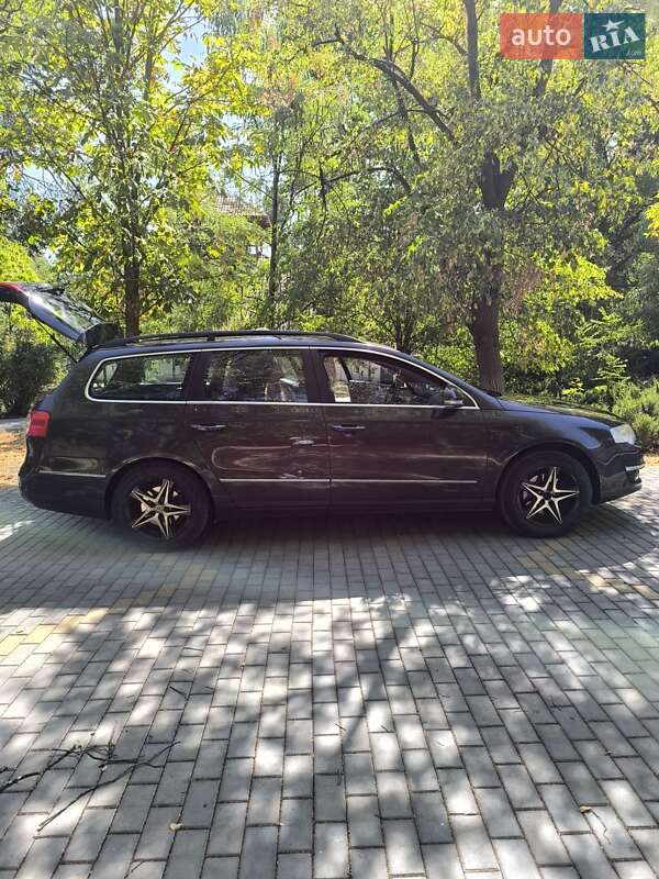 Универсал Volkswagen Passat 2006 в Рени