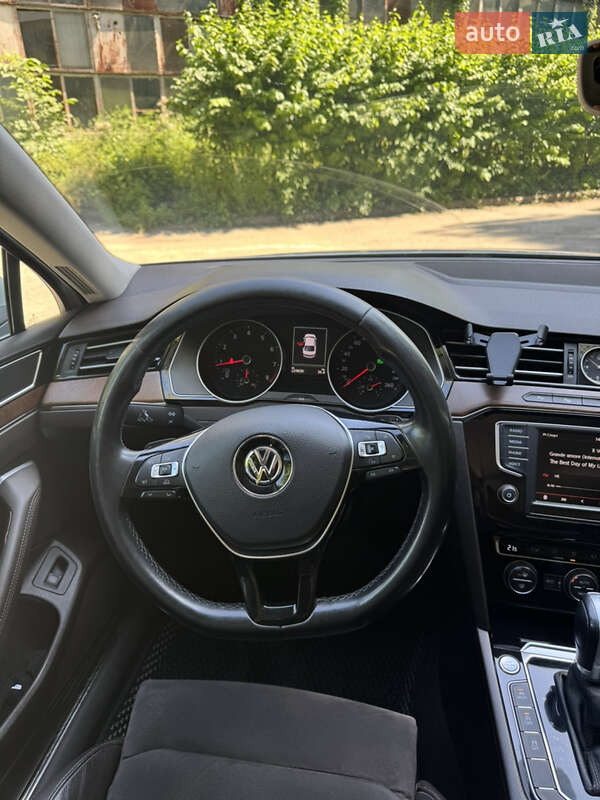 Седан Volkswagen Passat 2015 в Хмельницком