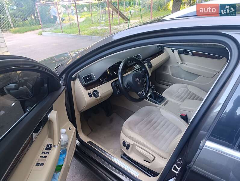 Універсал Volkswagen Passat 2013 в Житомирі
