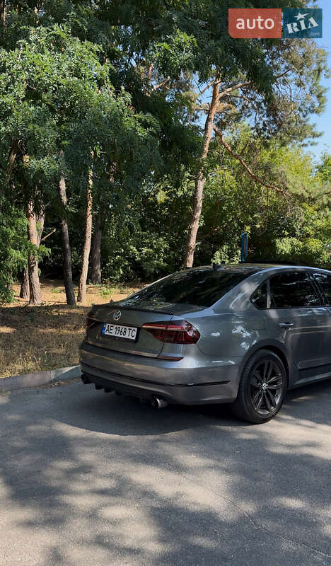 Седан Volkswagen Passat 2017 в Днепре