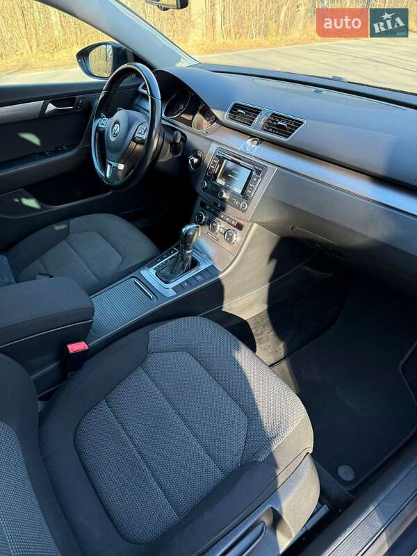 Універсал Volkswagen Passat 2012 в Житомирі