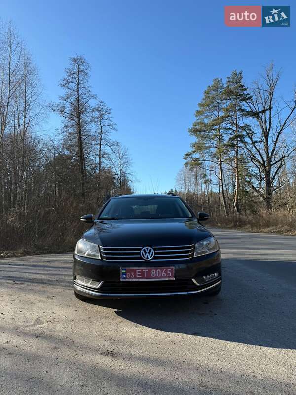 Універсал Volkswagen Passat 2012 в Житомирі