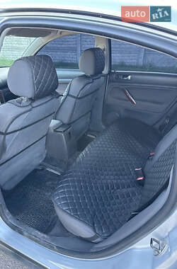 Седан Volkswagen Passat 2005 в  фото 10 Седан Volkswagen Passat 2005 в