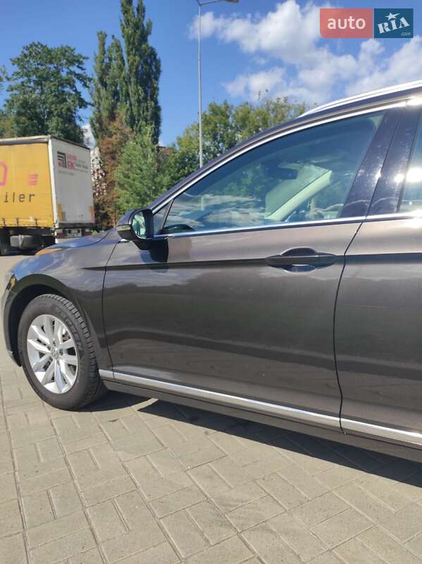 Універсал Volkswagen Passat 2015 в Житомирі
