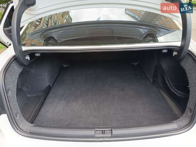 Седан Volkswagen Passat 2015 в Киеве