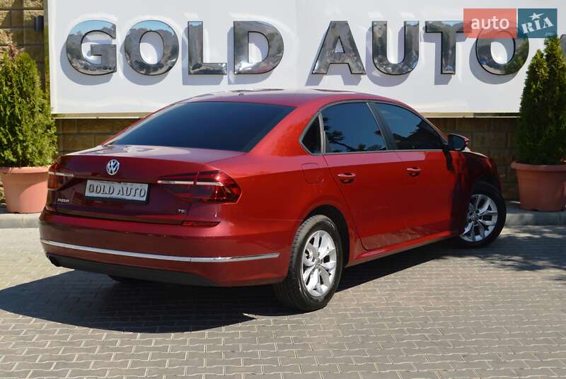 Седан Volkswagen Passat 2018 в Одессе