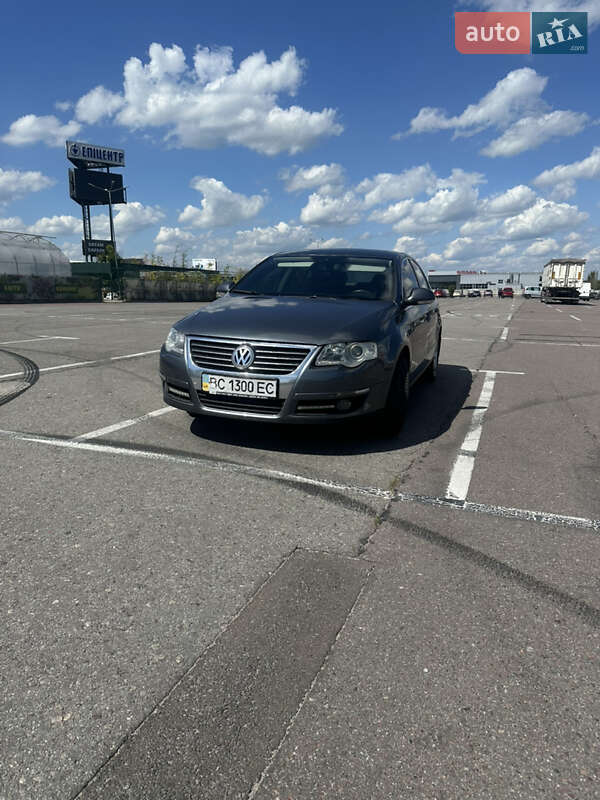 Седан Volkswagen Passat 2010 в Львове