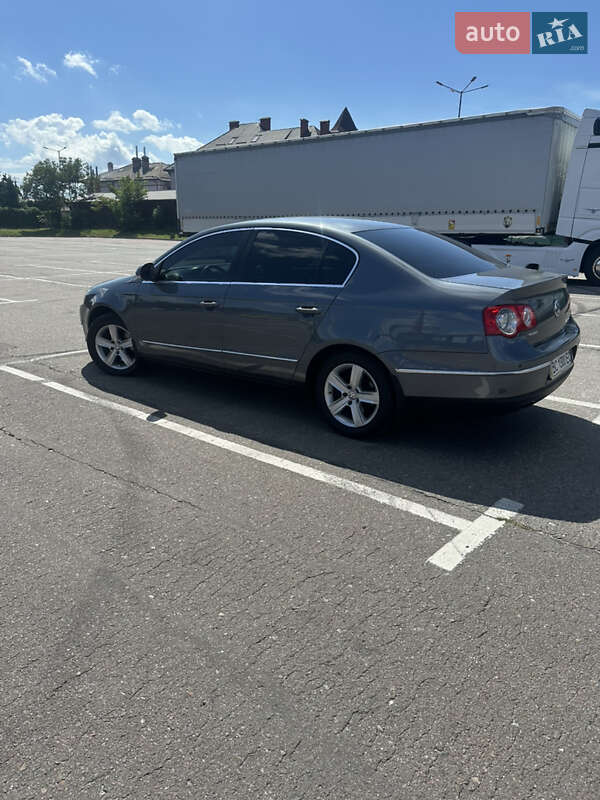 Седан Volkswagen Passat 2010 в Львове