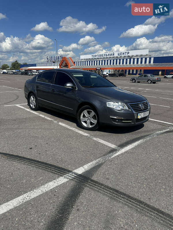 Седан Volkswagen Passat 2010 в Львове