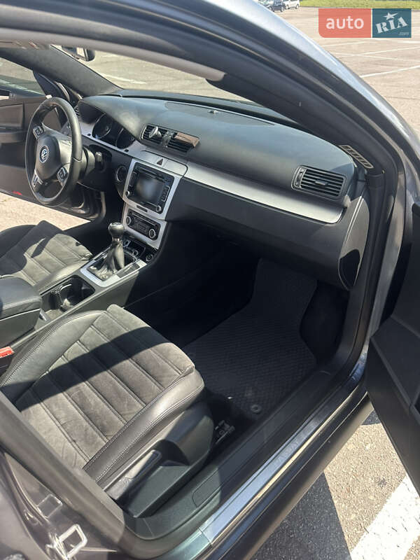 Седан Volkswagen Passat 2010 в Львове