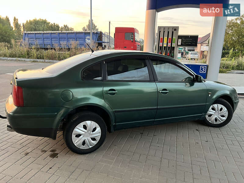 Седан Volkswagen Passat 1999 в Попільні
