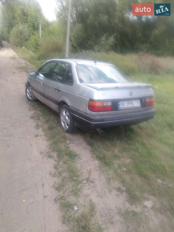 Седан Volkswagen Passat 1990 в Рівному