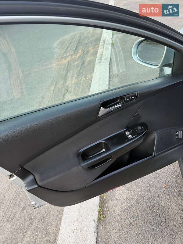 Універсал Volkswagen Passat 2006 в Гайвороні