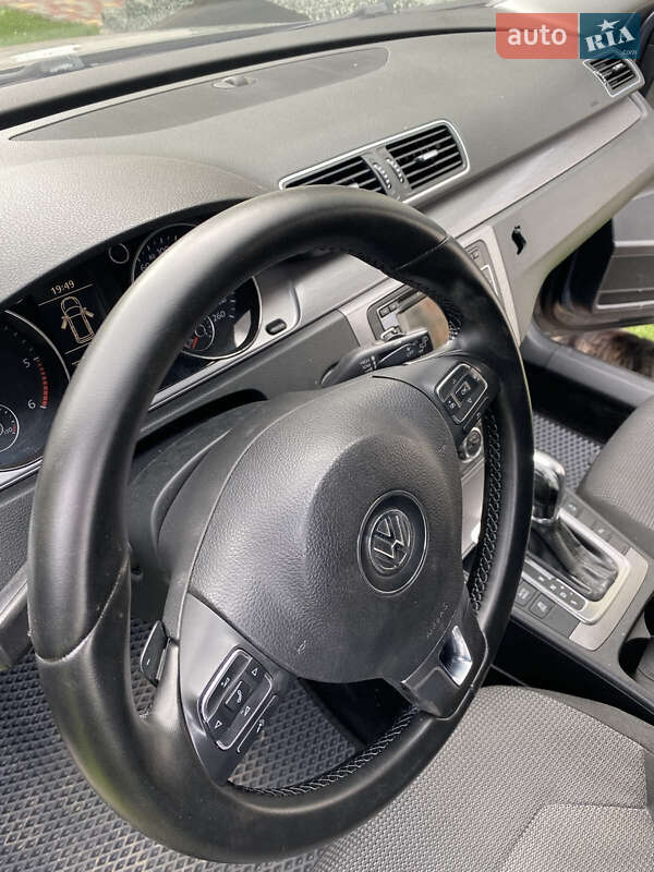 Універсал Volkswagen Passat 2011 в Дрогобичі