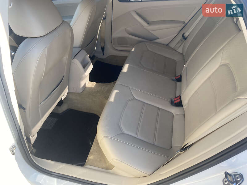 Седан Volkswagen Passat 2013 в Дніпрі