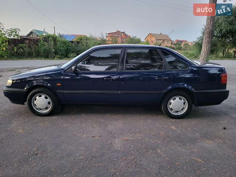 Седан Volkswagen Passat 1994 в Виннице