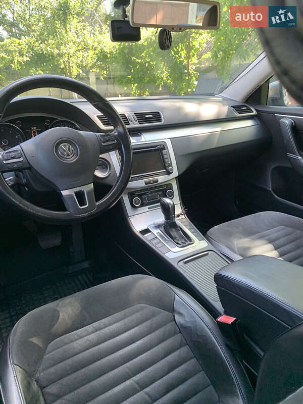Седан Volkswagen Passat 2011 в Ивано-Франковске
