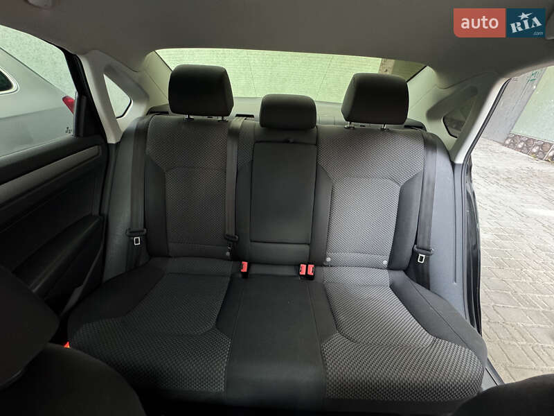 Седан Volkswagen Passat 2011 в Івано-Франківську