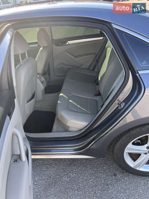 Седан Volkswagen Passat 2012 в Харкові