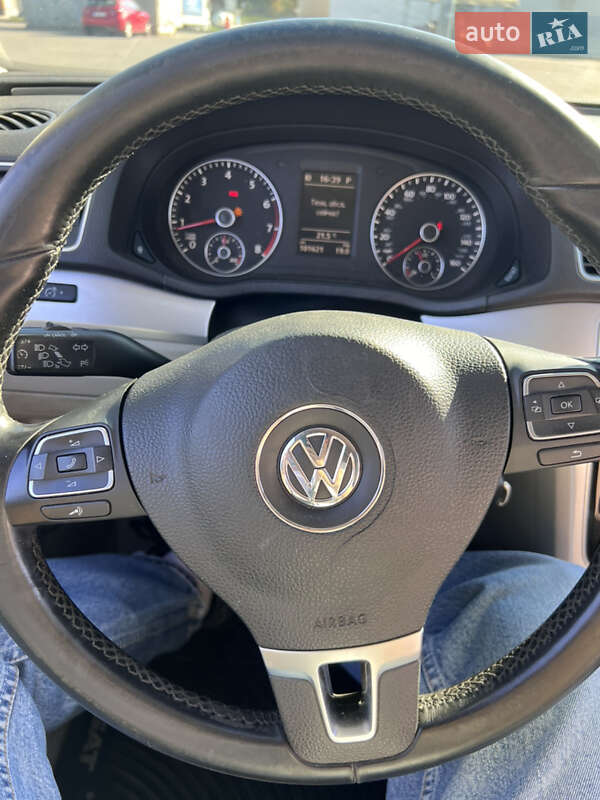 Седан Volkswagen Passat 2012 в Харкові
