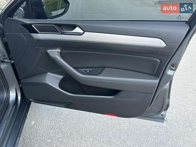 Седан Volkswagen Passat 2017 в Ивано-Франковске