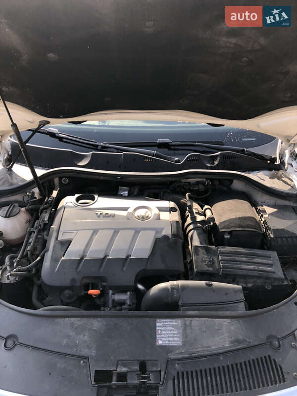 Универсал Volkswagen Passat 2010 в Ивано-Франковске