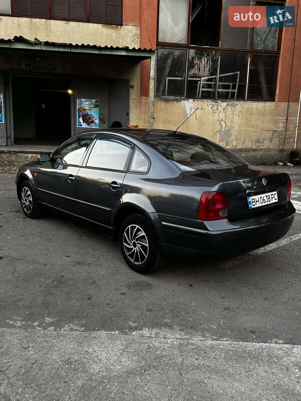 Седан Volkswagen Passat 1999 в Одесі