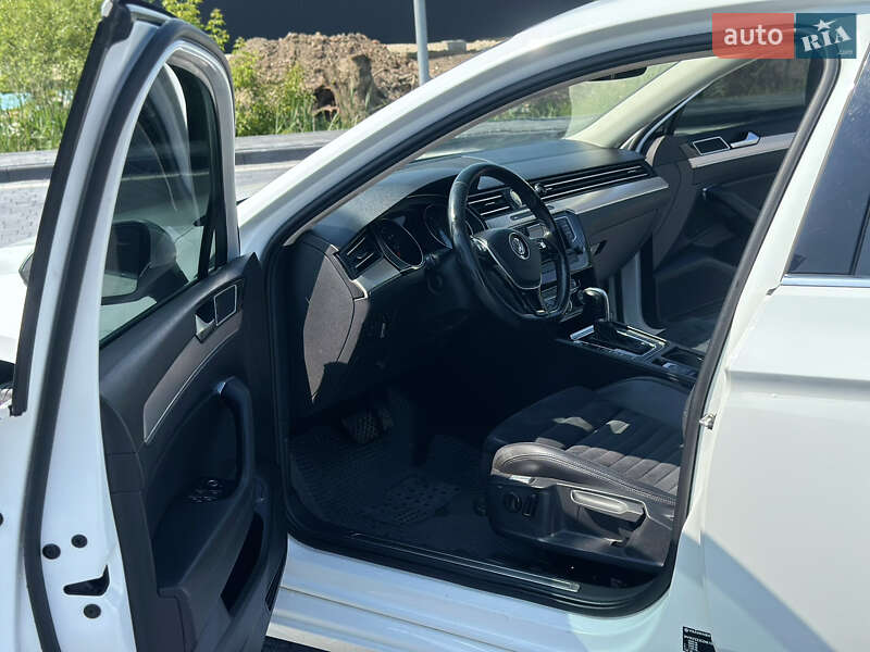 Універсал Volkswagen Passat 2017 в Львові