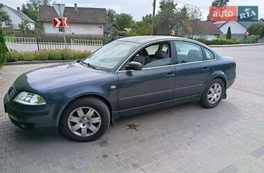Седан Volkswagen Passat 2002 в Новояворівську