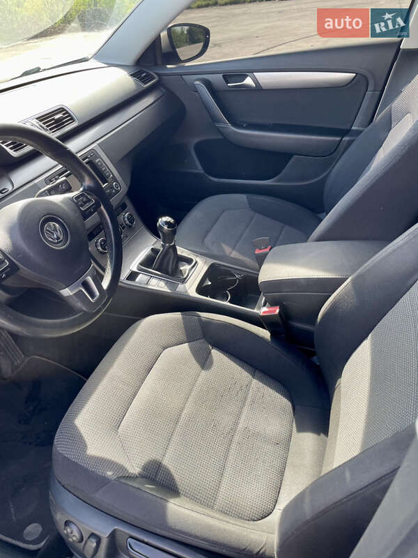 Седан Volkswagen Passat 2012 в Ужгороді