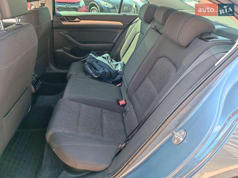 Седан Volkswagen Passat 2015 в Харькове