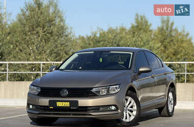 Седан Volkswagen Passat 2016 в Киеве