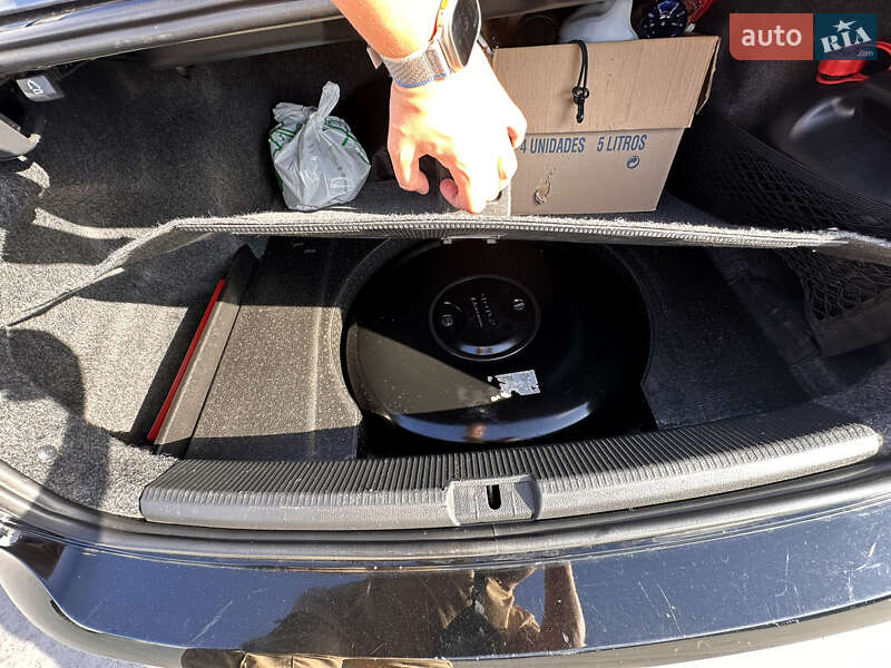 Седан Volkswagen Passat 2013 в Києві