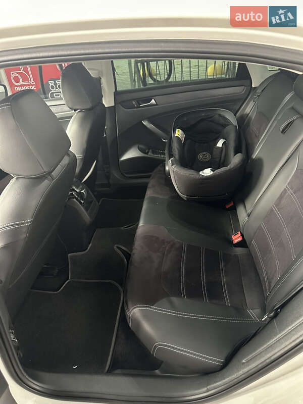 Седан Volkswagen Passat 2013 в Хмельницькому
