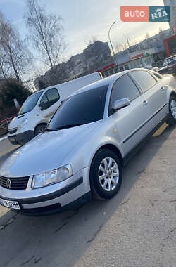 Седан Volkswagen Passat 1999 в Харькове