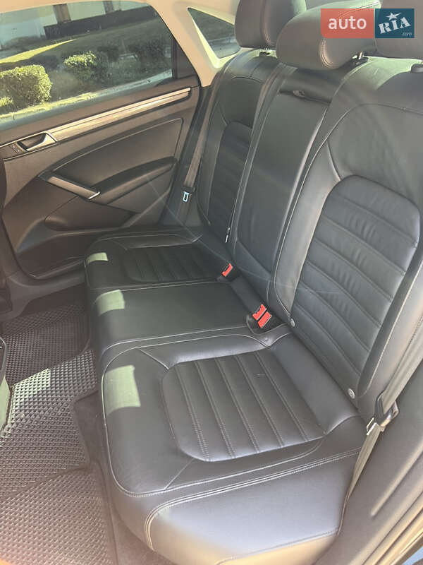 Седан Volkswagen Passat 2015 в Лозовой