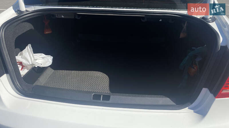 Седан Volkswagen Passat 2013 в Днепре